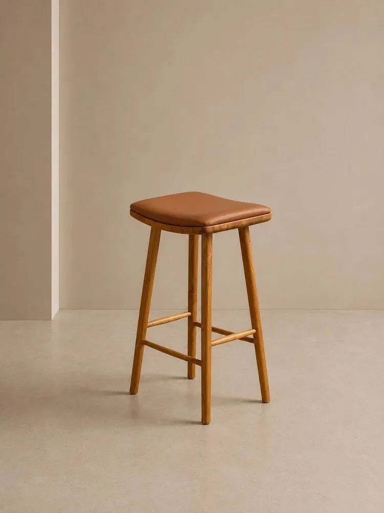 Taburete alto de teca con asiento tapizado en cuero