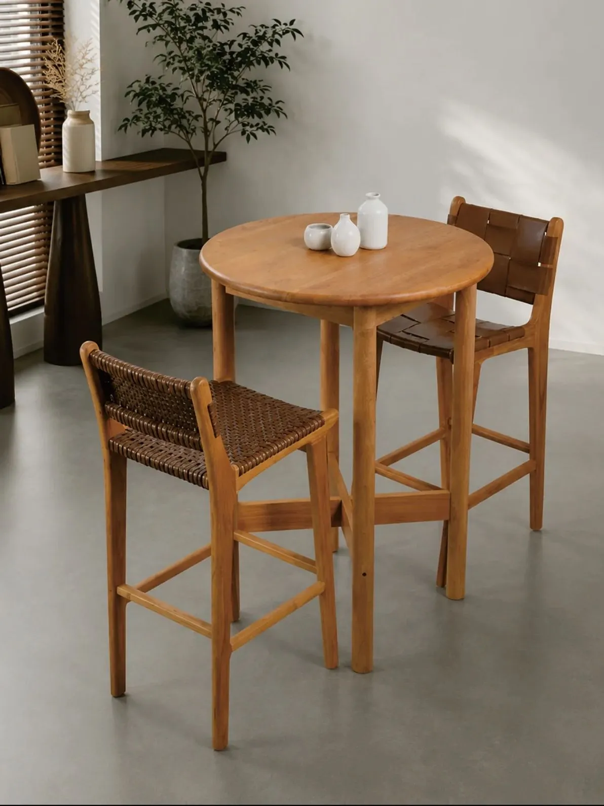 Mesa alta redonda de teca con taburetes de asiento trenzado